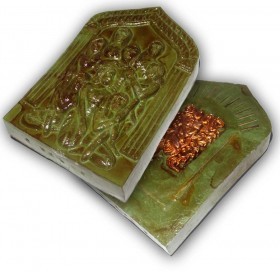 The special ongk kroo version comes in a giant size of 10 cm x 6.5 cm x 1.3 cm, and features 16 takrut and an in koo mahasanaeh plod rak amulet on the rear side of the amulet.