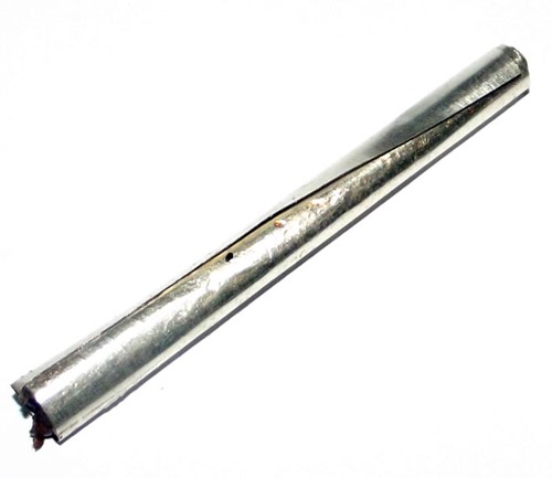 The takrut yant na ok dtaek ud pong saneh is made from real silver. It is stuffed with powerful sacred powers that have strong maha sanaeh and choke lap qualities.