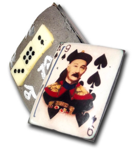 Er Ger Fong was the founder of a lottery that made him into a multi millionaire. It is thus believed that praying to him will bring great lucky fortunes. It is one of the favorite amulets of Thai Chinese gamblers and triads.