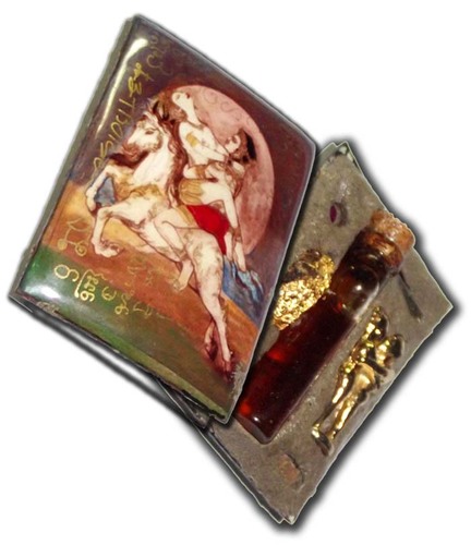 The In Ma Sep Nang Chom Jan love deva locket of Ajahn Jiam is a most powerful amulet for romantic seduction and professional success.