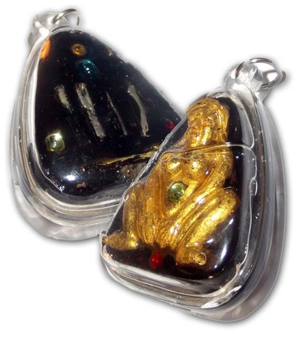 The mae bper is made from sacred prai ghost bone powders, herbal maha sanaeh powders, and has individually blessed and empowered the ploi sek ('semi-precious gems'), which have powers of maha pokasap ('great treasures and possessions, collateral).
