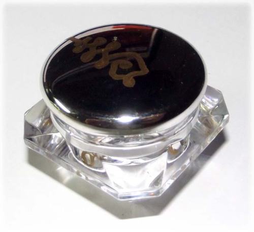 The magical power of the see pherng is boosted with prai oils. The potion is mixed with many herbal prai powders, boiling them all together in a cauldron empowered previously with yantra inscriptions.