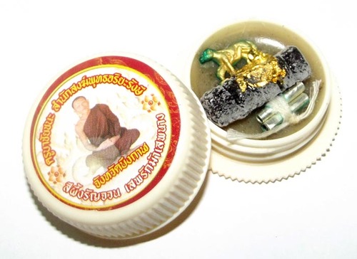 See Pherng Ran Jon Sip Rak Mah Sip Nang is a powerful metta maha sanaeh balm made and blessed by Kroo Ba Chay Chana of Samnak Songk Putta Ariya Rangsi.