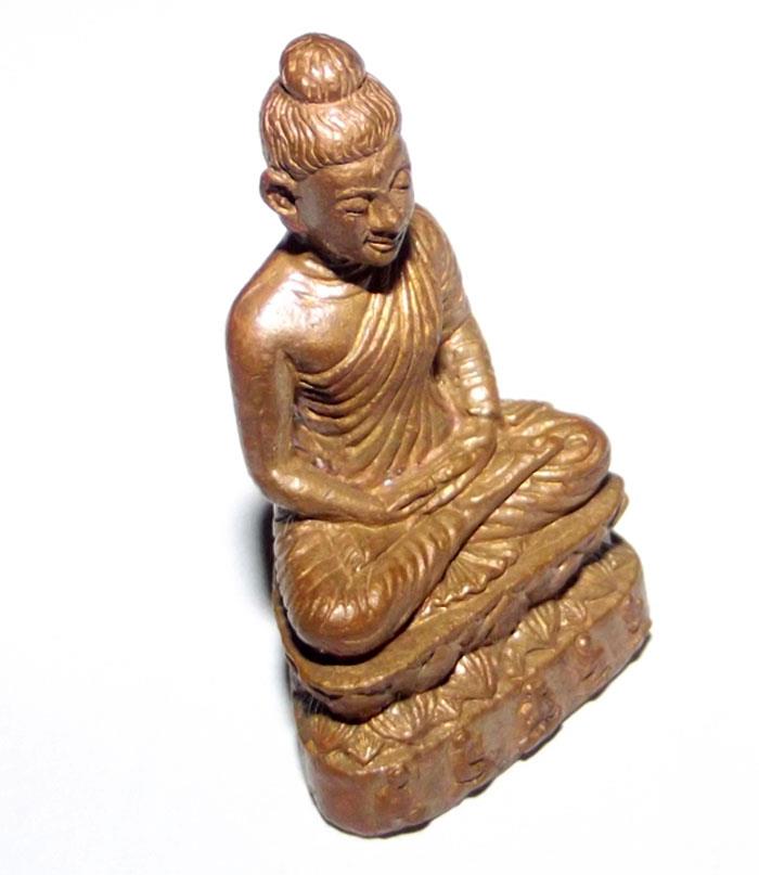 The Somdej Ongk Pathom loi ongk statuette is cast from sacred bronze mixed with ancient artifacts ('nuea loha pasom'), and has sacred kammatthana powders, a relic, a gemstone, and pieces of hair of Luang Phu Phad inserted in the base.