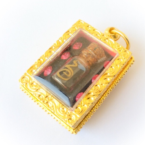 The rear face has a small phial of Nam Man Prai & a number of Ploi Sek Maha Pokasap gems inserted into the sacred powder base
