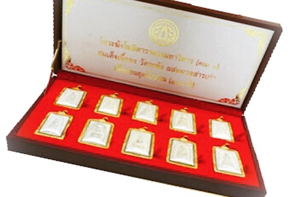 Pra_Somdej_Wat_Rakang_Kositaram.JPG